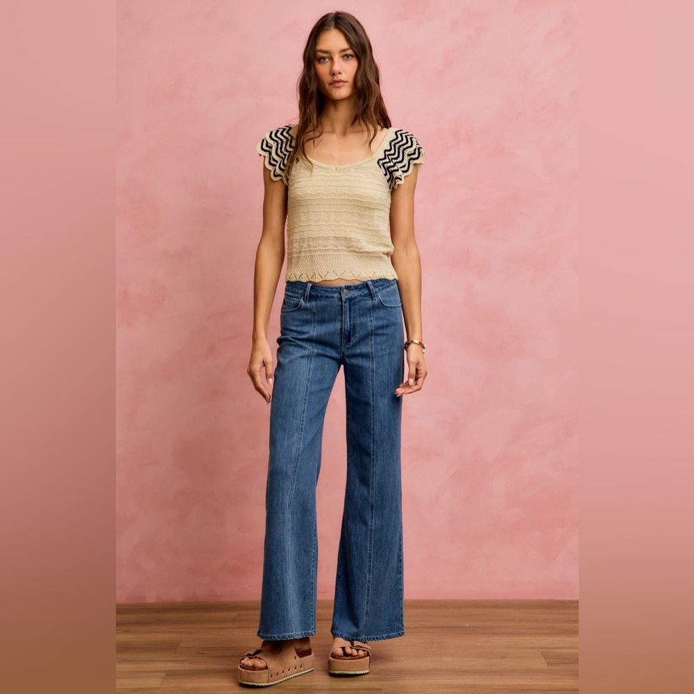 SO ME Wavy Textured Knit Top With Fluttered Sleeves – Oatmeal/Black🛍️